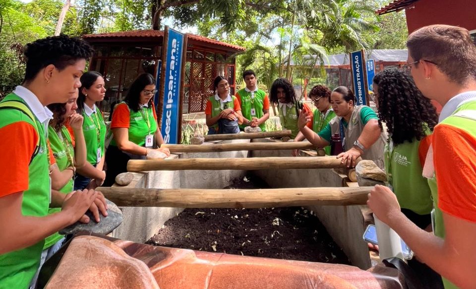 Equipe de agentes ambientais em atividade de campo, anotando dados em pranchetas