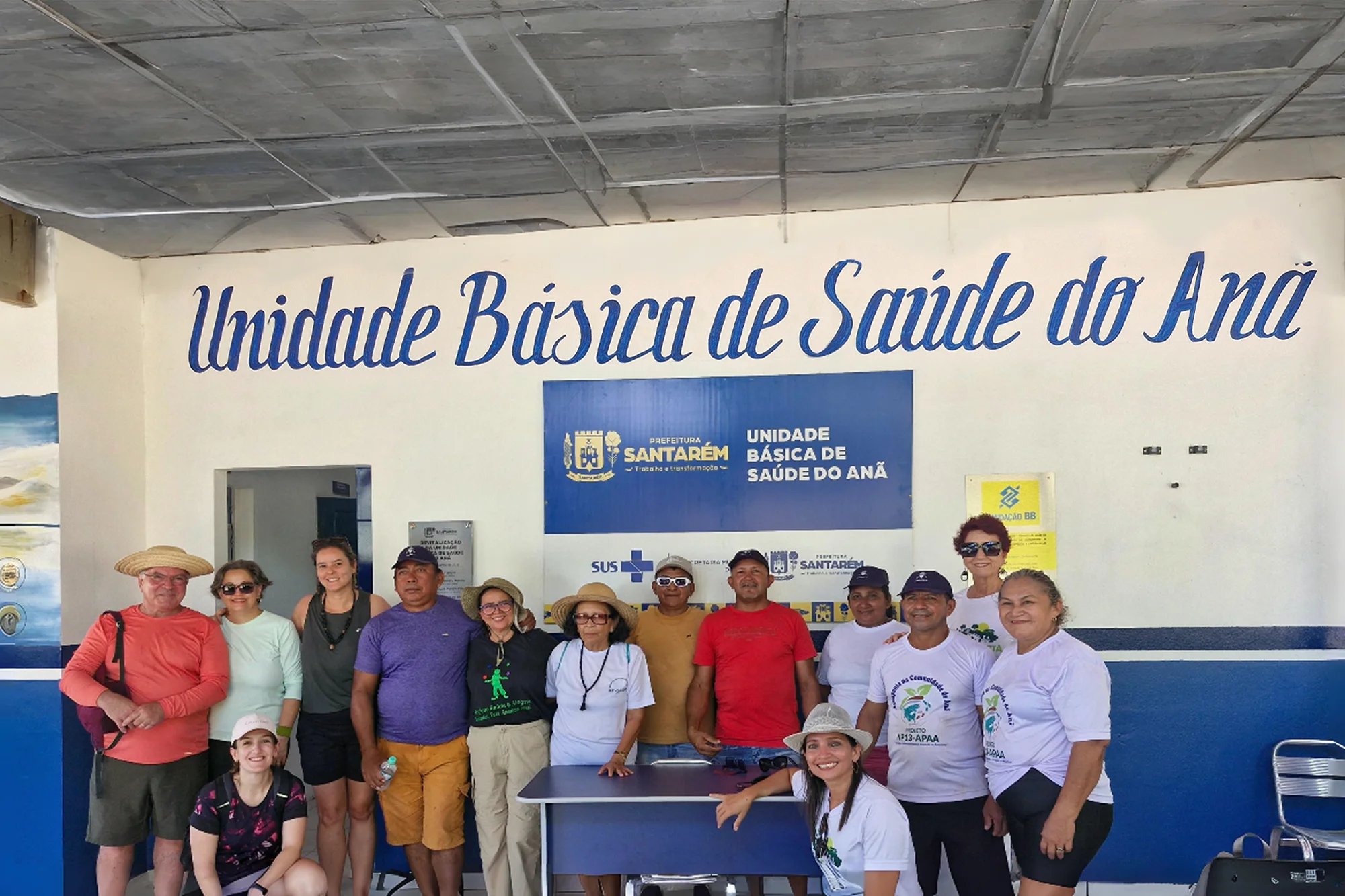Profissionais da Atenção Básica em atendimento à comunidade, em cenário urbano do Nordeste