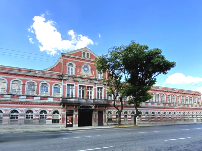 Prédio público municipal com bandeiras