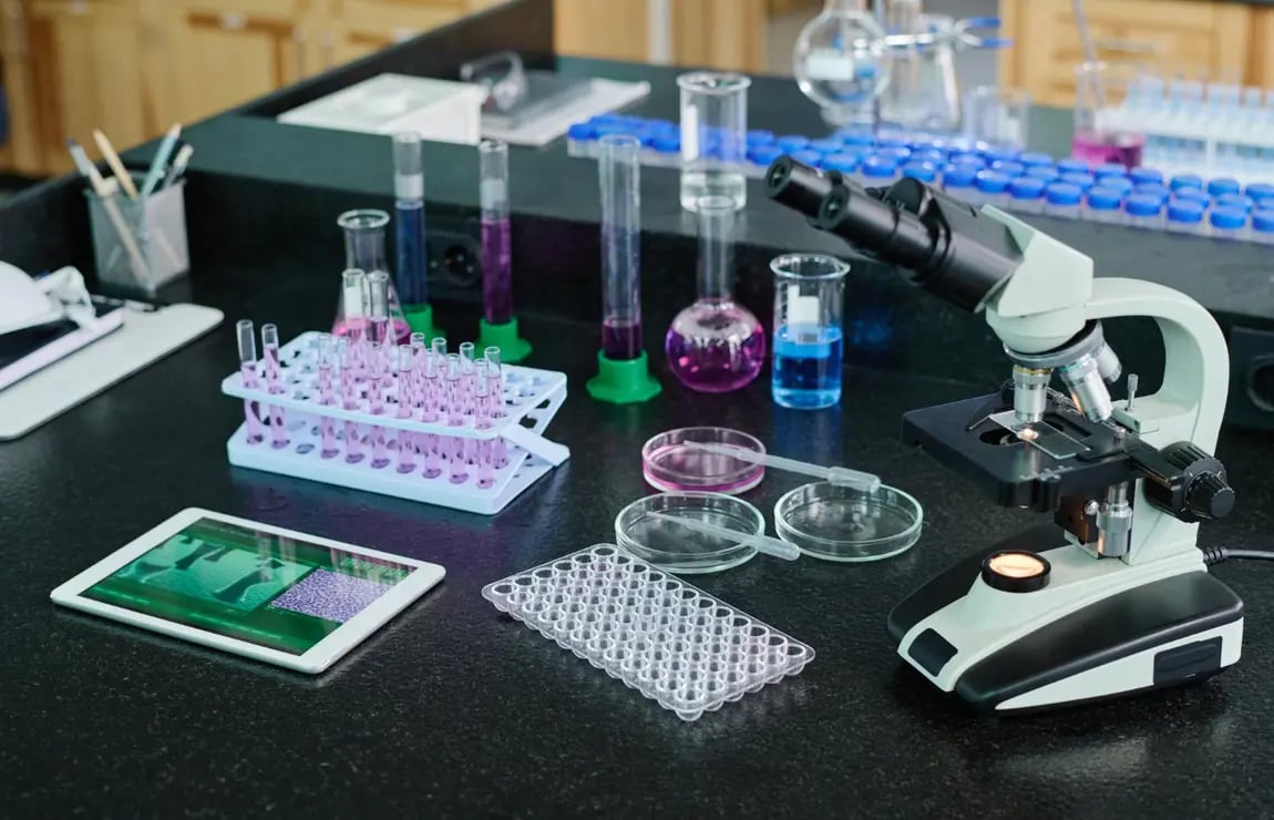 Laboratório de química moderno com vidrarias e equipamentos científicos