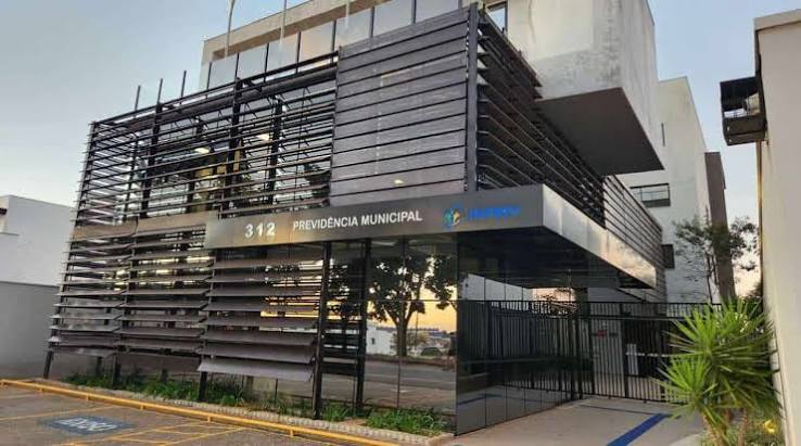 Fachada da Prefeitura de Varginha, em perspectiva horizontal