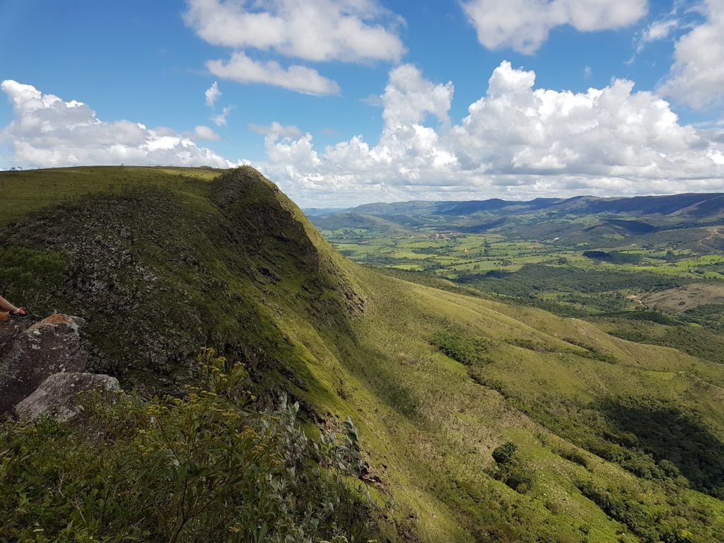 Paisagem de Minas Gerais com vales e morros ao entardecer