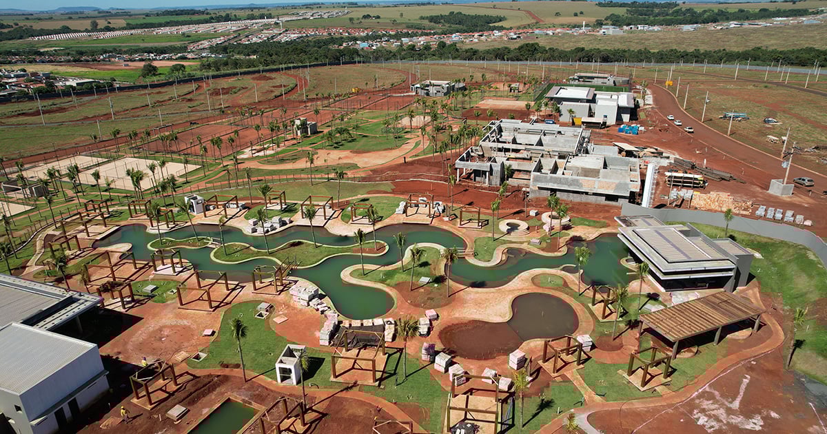 Vista aérea de Rio Verde (GO) ao entardecer, com áreas verdes e prédios