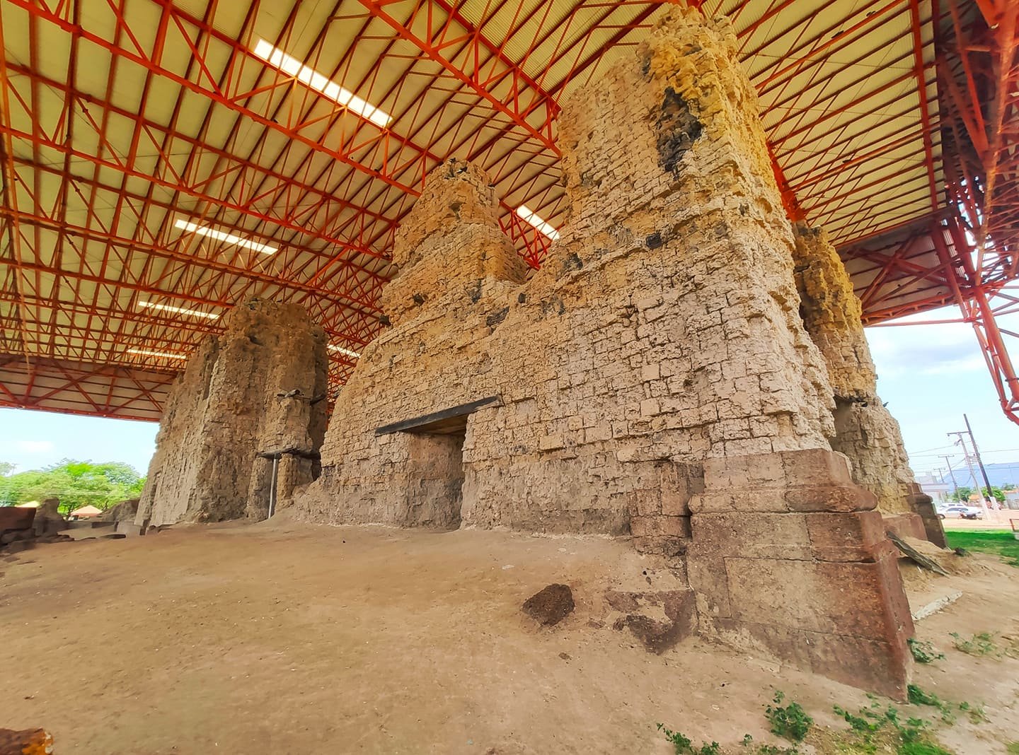 Ruínas históricas de igreja em Vila Bela da Santíssima Trindade, com arquitetura colonial e paisagem ao redor
