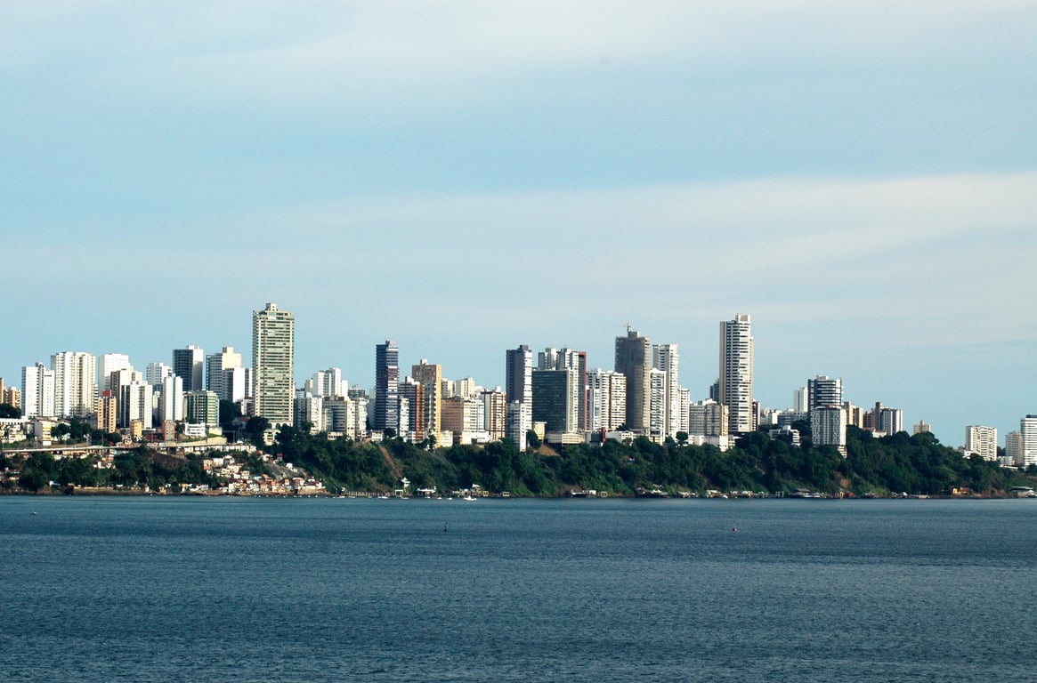 Vista da Região Metropolitana de Salvador, próxima a Simões Filho, com a Baía de Todos-os-Santos ao fundo