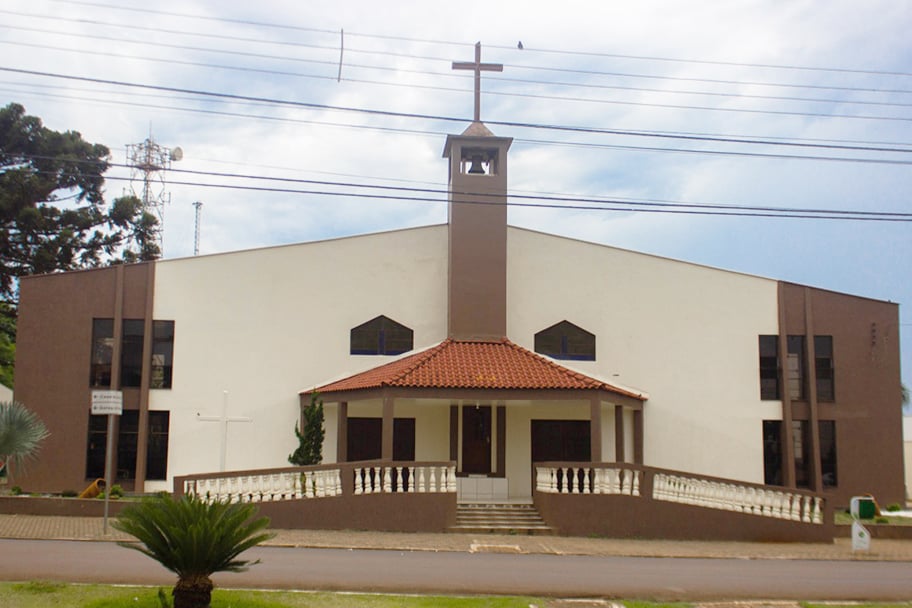 Vista urbana de Bituruna PR com igreja ao fundo em dia claro