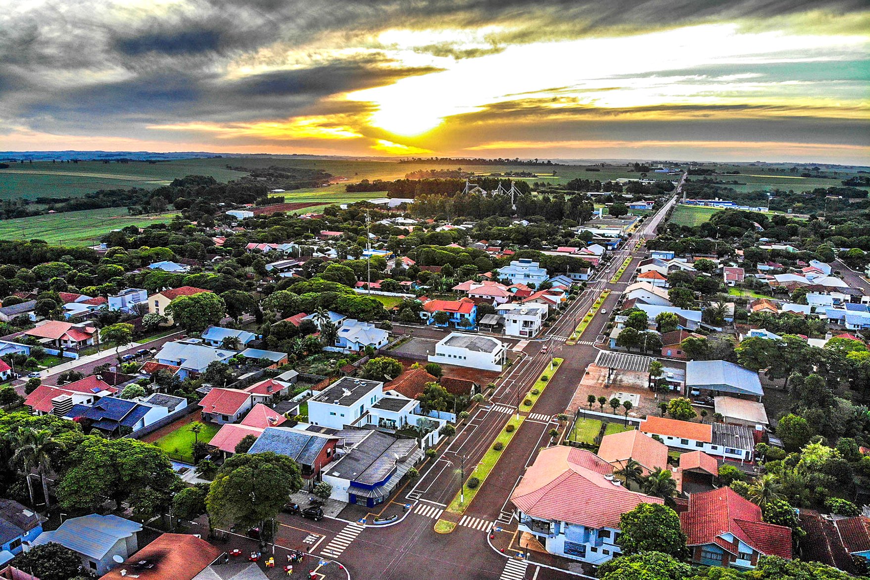 Vista aérea de área urbana e verde no Sudoeste do Paraná
