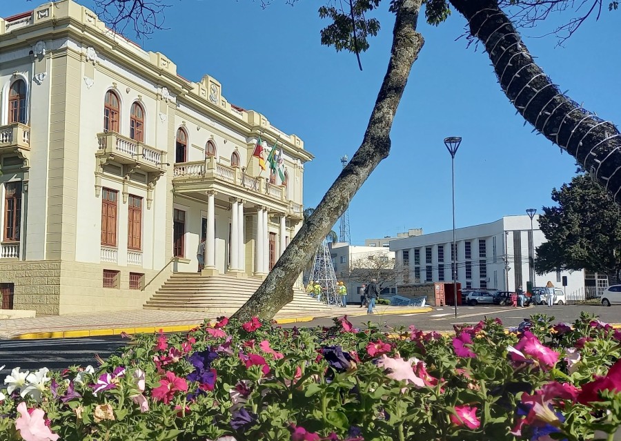 Praça central e sede do Executivo de cidade do interior do RS