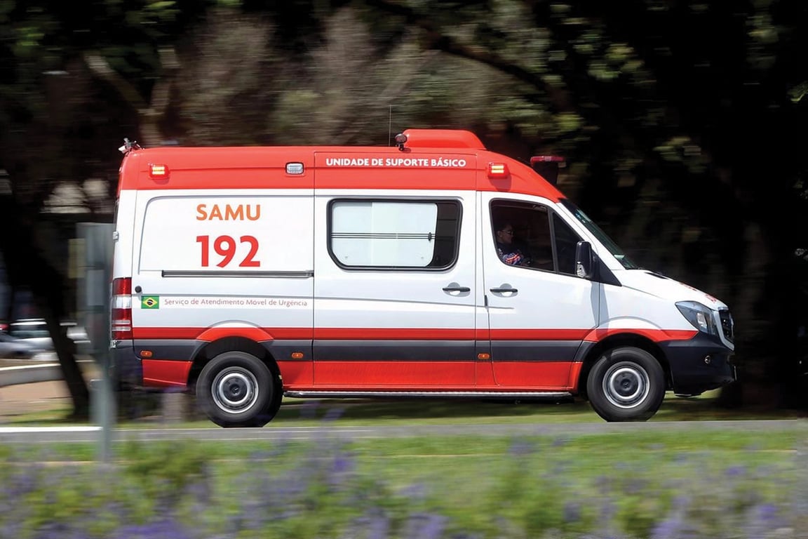 Ambulância do SAMU em deslocamento, representando o atendimento de urgência no Brasil