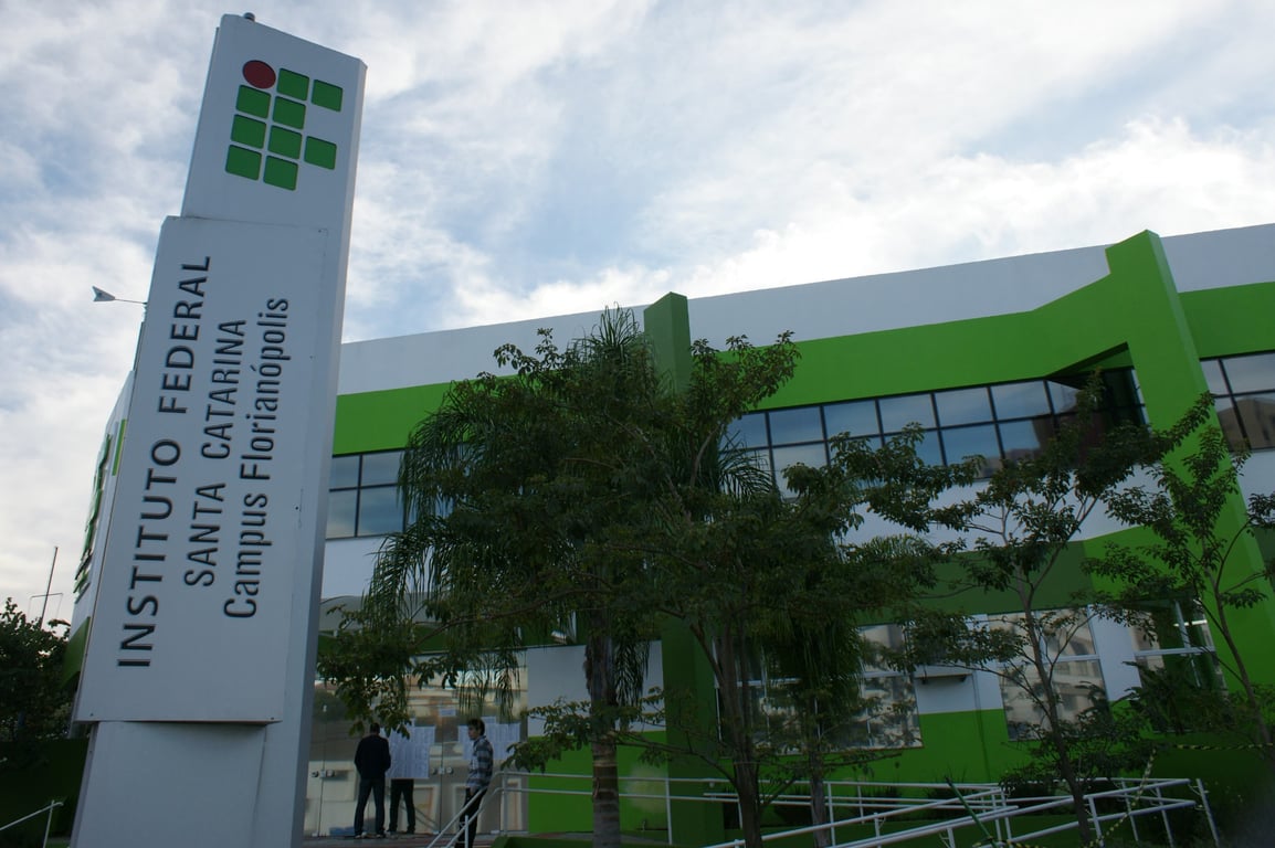 É uma imagem do post com o título Instituto Federal de Santa Catarina concurso com 43 vagas para professores