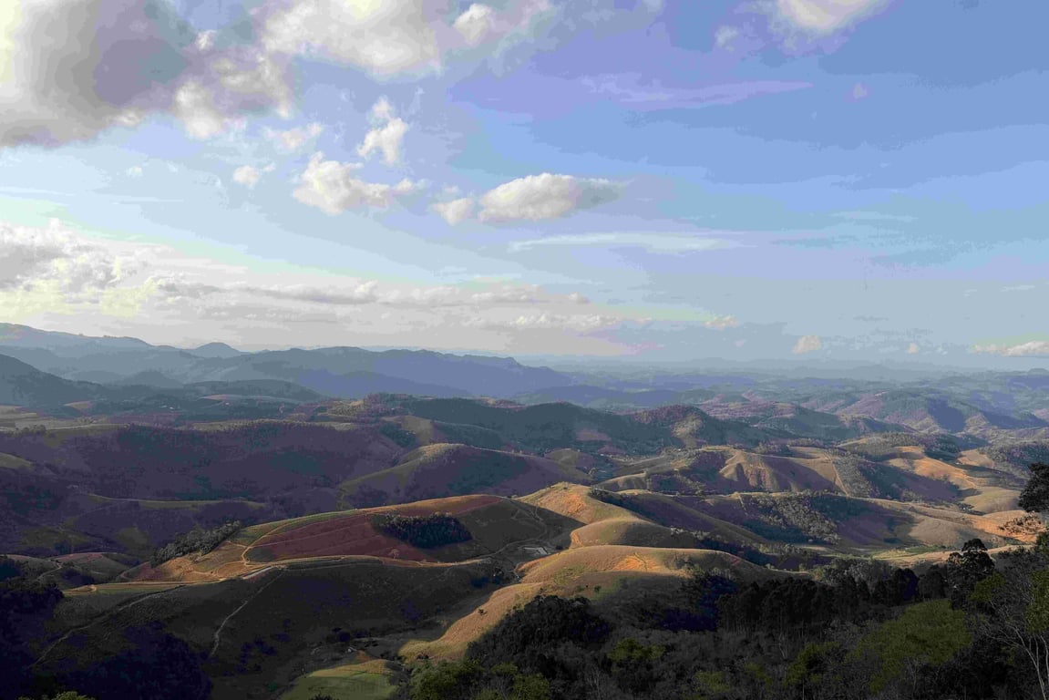 Vista panorâmica de Santa Teresa ES, com casario de influência italiana e Mata Atlântica ao fundo
