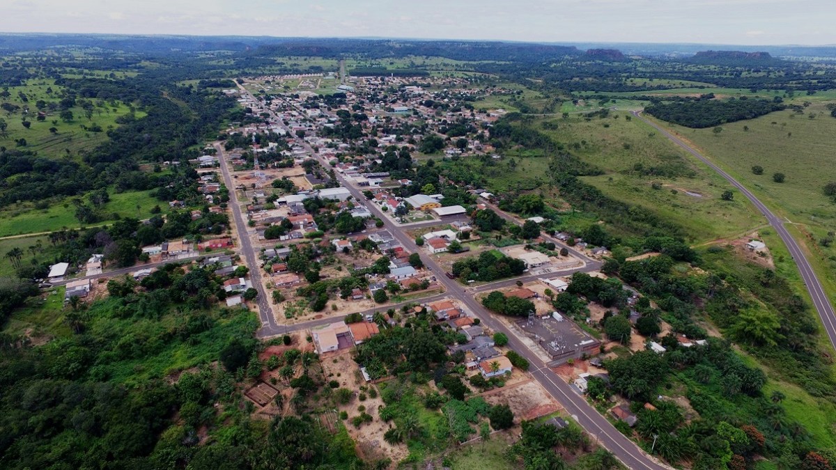 Vista aérea de Figueirão MS, com áreas urbanas e vegetação do Cerrado.