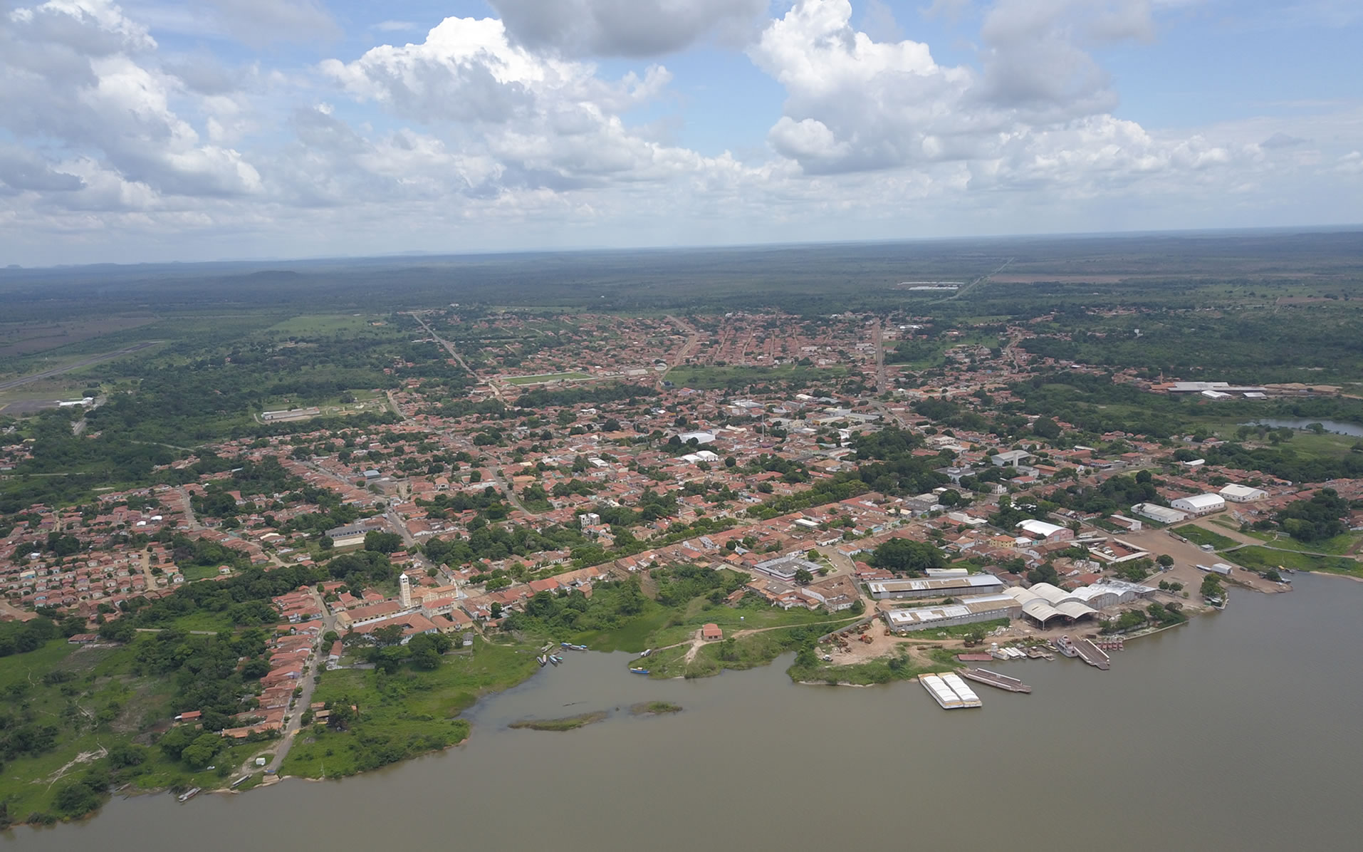 Vista aérea de Carolina MA, com o Rio Tocantins ao fundo.