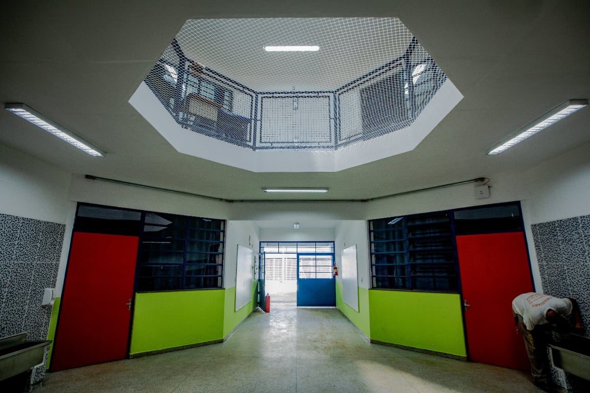 Ambiente escolar municipal no interior paulista, com alunos e salas de aula organizadas