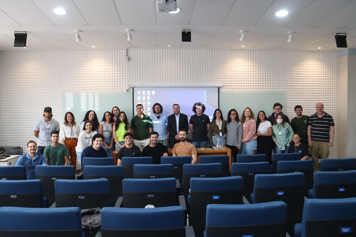 Sala de aula universitária com docentes e estudantes