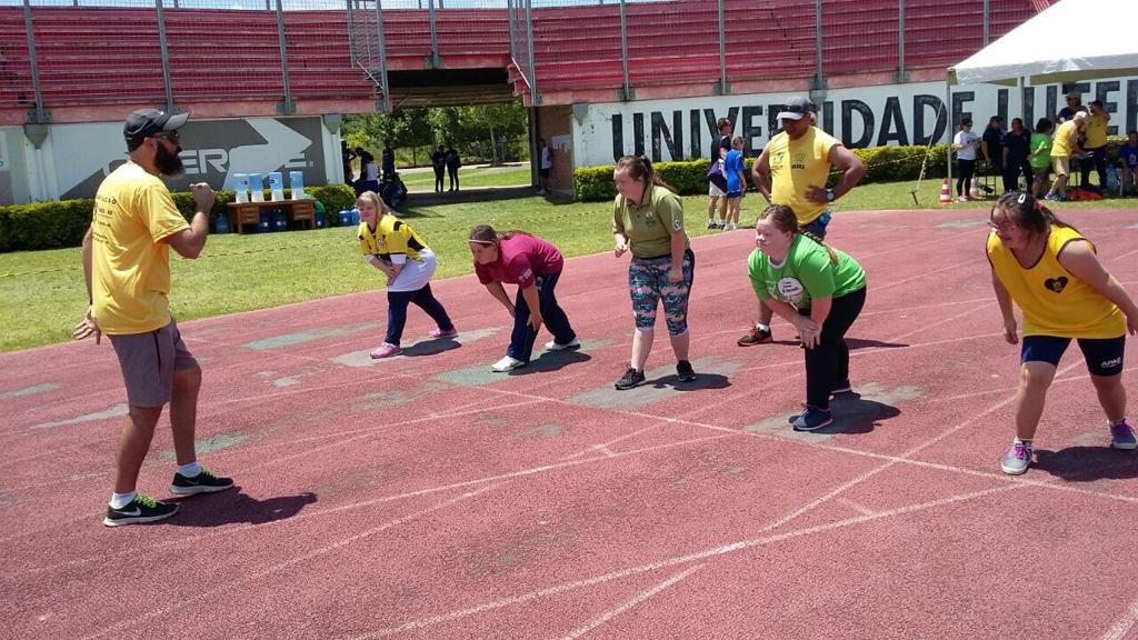 Treinamento esportivo inclusivo em ambiente universitário, com atletas e treinador