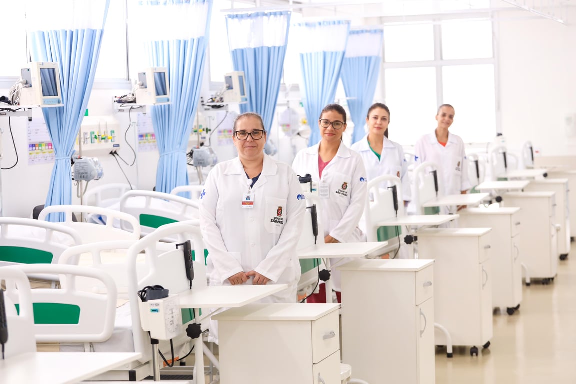 Profissionais de saúde em ambiente hospitalar, representando vagas da área de saúde