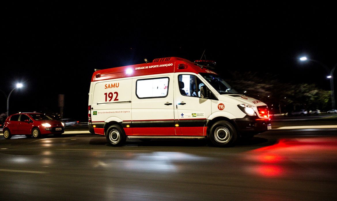 Ambulância do SAMU 192 em movimento noturno em via urbana no Brasil