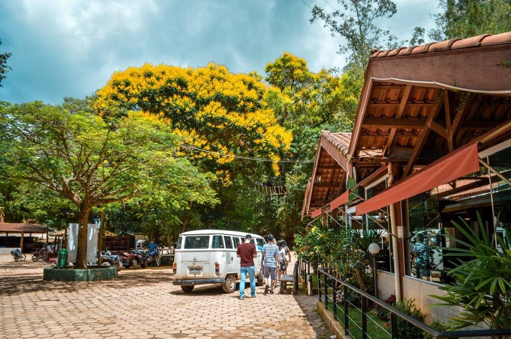 Rua arborizada em cidade do interior paulista ao entardecer