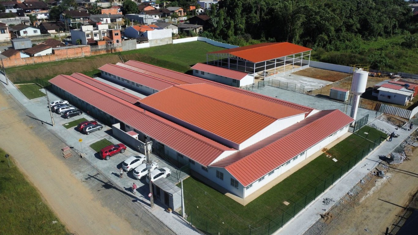 Vista aérea de complexo educacional público no Sul do Brasil