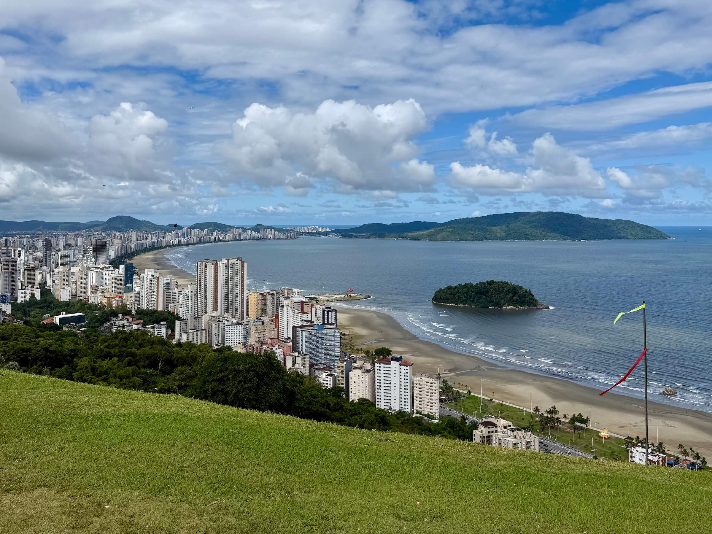 Vista panorâmica da orla de Santos e do Porto de Santos ao entardecer