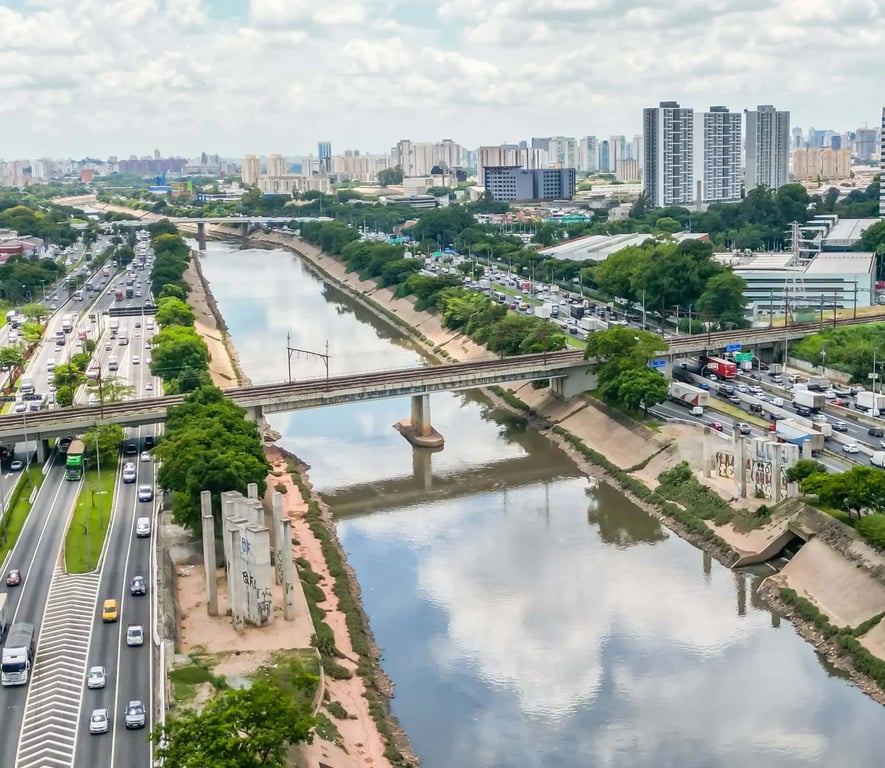 Vista urbana da Zona Norte de São Paulo, com marginais e skyline ao fundo