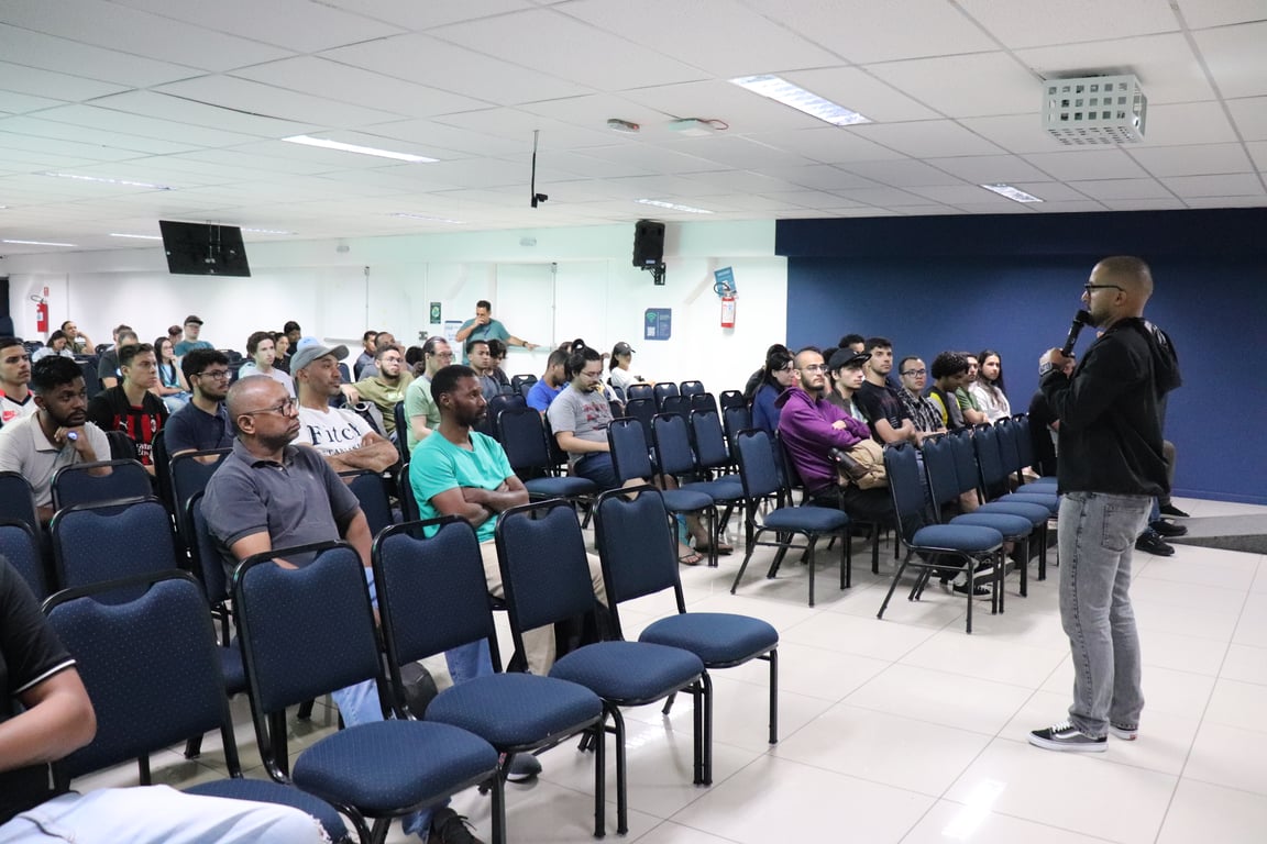 Sala de aula universitária com professor e estudantes de engenharia