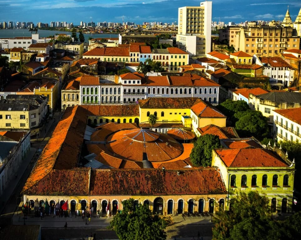 Centro histórico de São Luís visto do alto, com telhados coloniais e o mar ao fundo