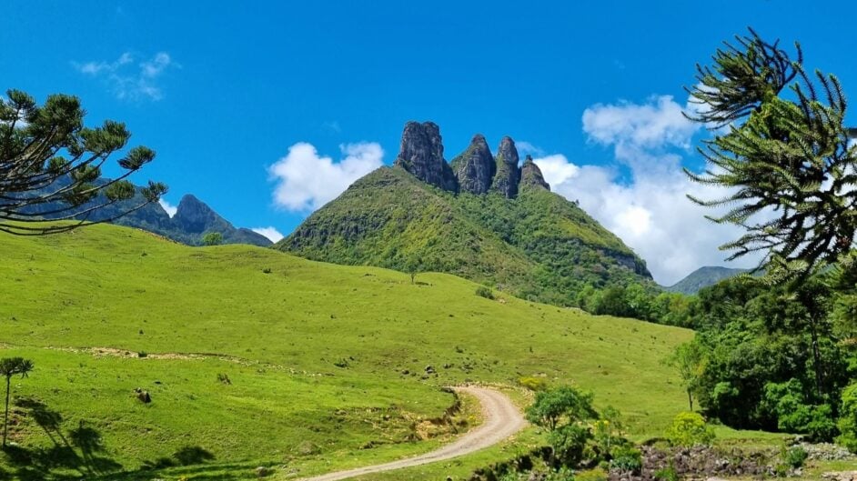 Paisagem rural com morros verdes no Extremo Oeste de Santa Catarina
