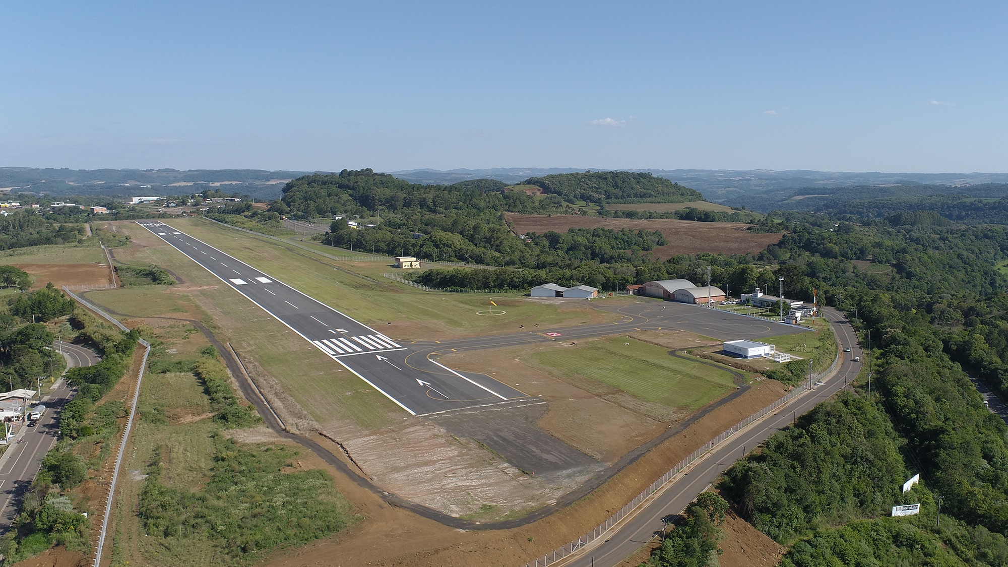 Vista aérea de Joaçaba e entorno do aeroporto local