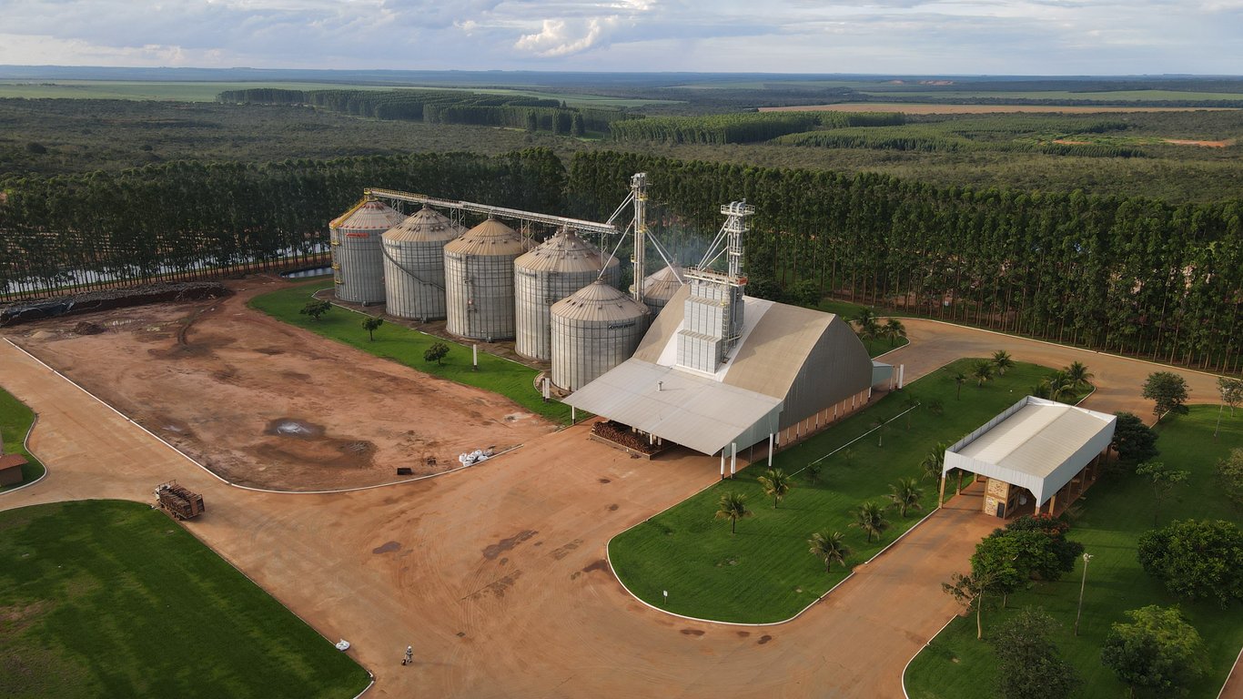 Paisagem do interior de Mato Grosso, com silos e área verde