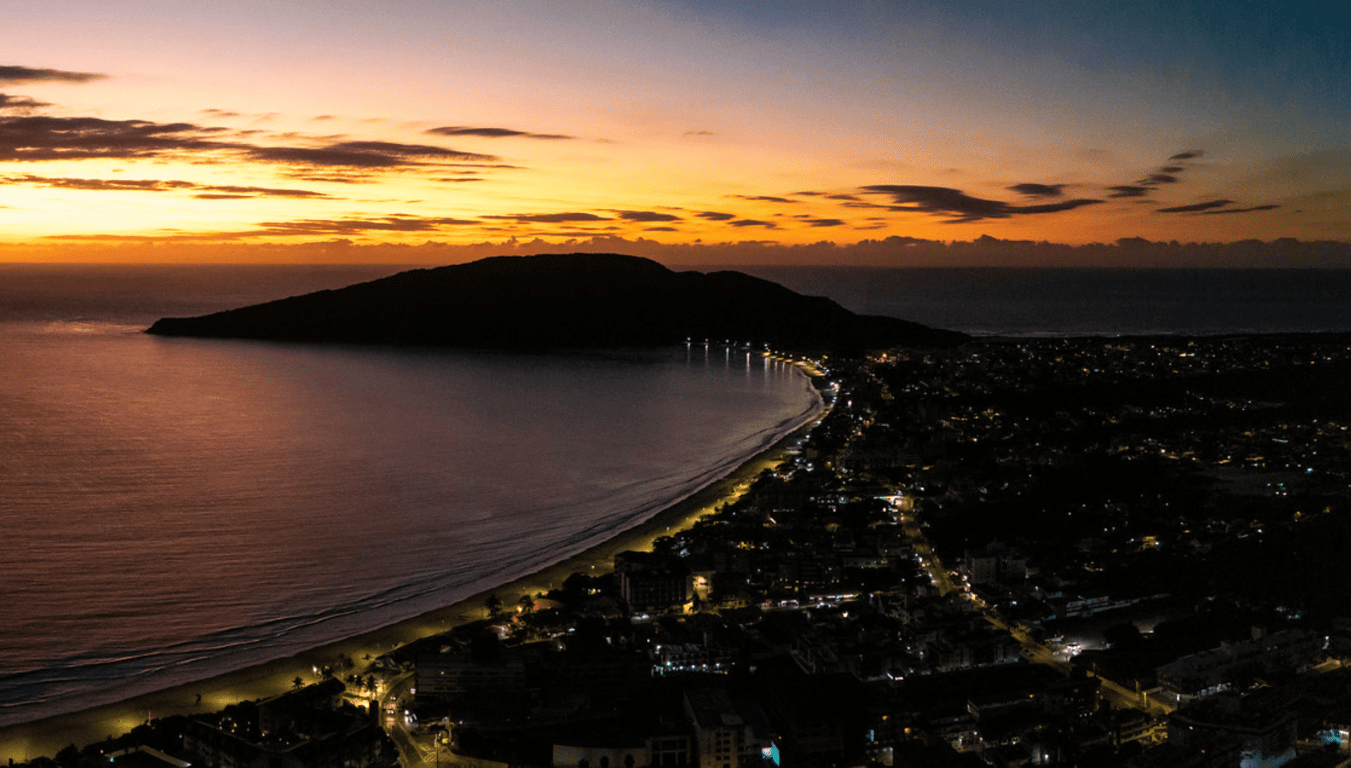 Vista de Florianópolis com a Ponte Hercílio Luz ao entardecer