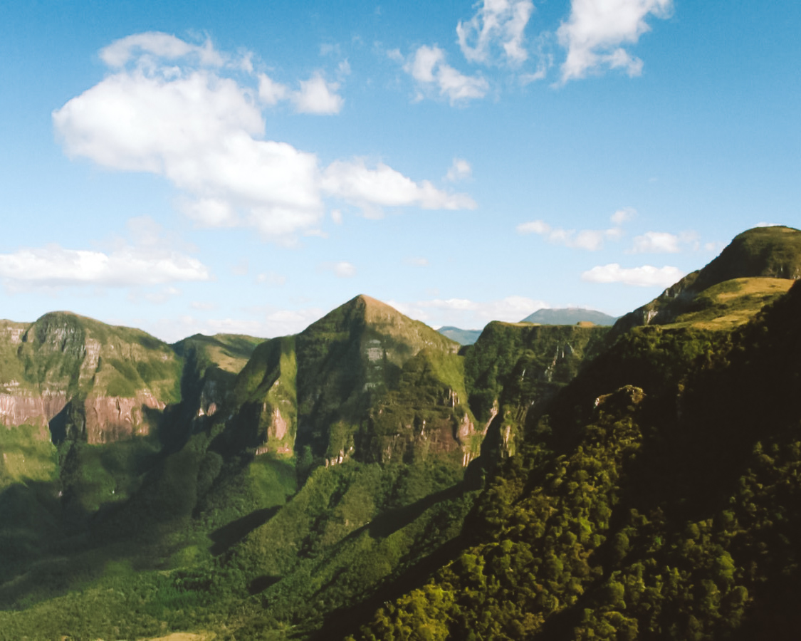Vista da Serra Catarinense, com campos e morros ao fundo