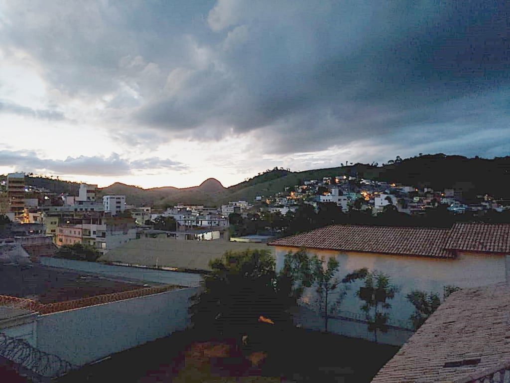 Vista urbana de Barra de São Francisco ES, com morros ao fundo
