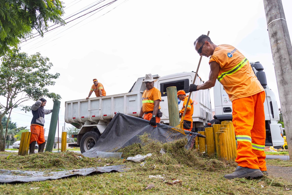 Equipe de limpeza urbana trabalhando em via pública no Brasil