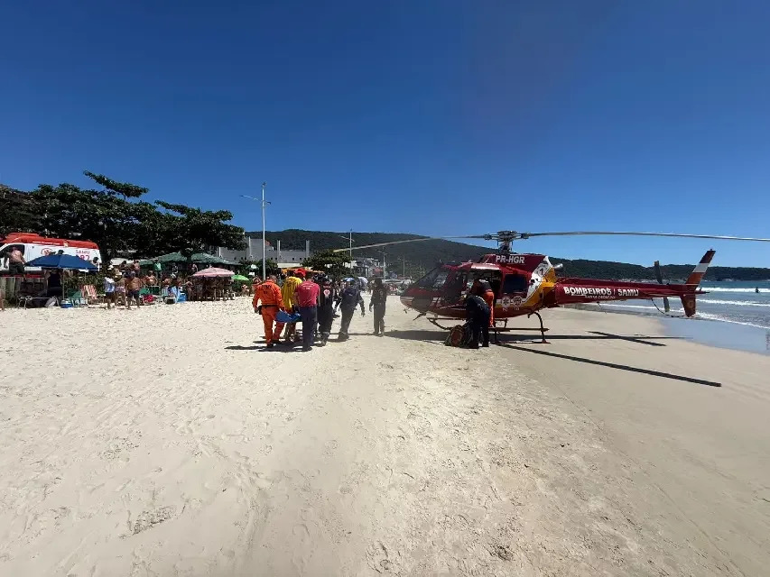 Equipe do SAMU 192 em operação, em cenário litorâneo de SC
