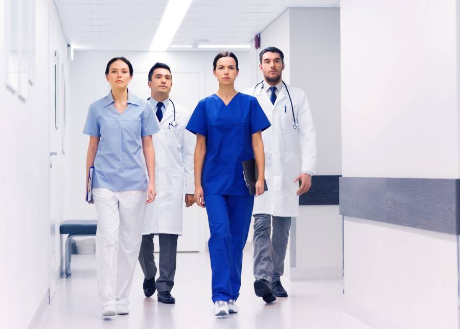 Profissionais de saúde em corredor hospitalar