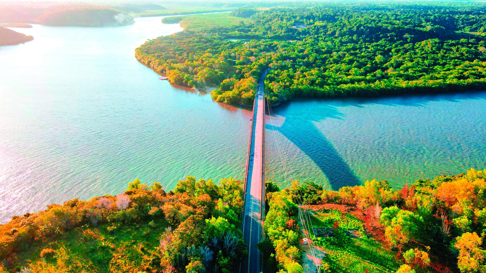 Trecho de rodovia na região de Ibiraçu ES, cercada por montanhas e vegetação