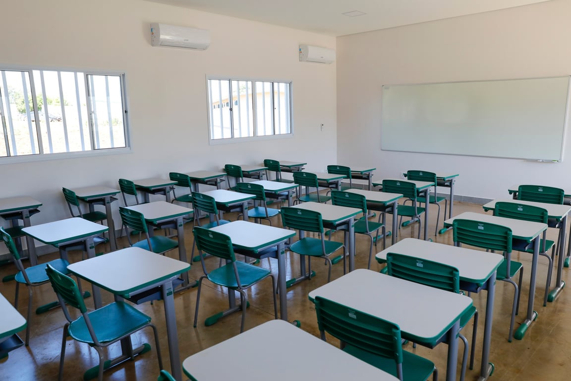 Sala de aula de escola pública com carteiras e quadro branco