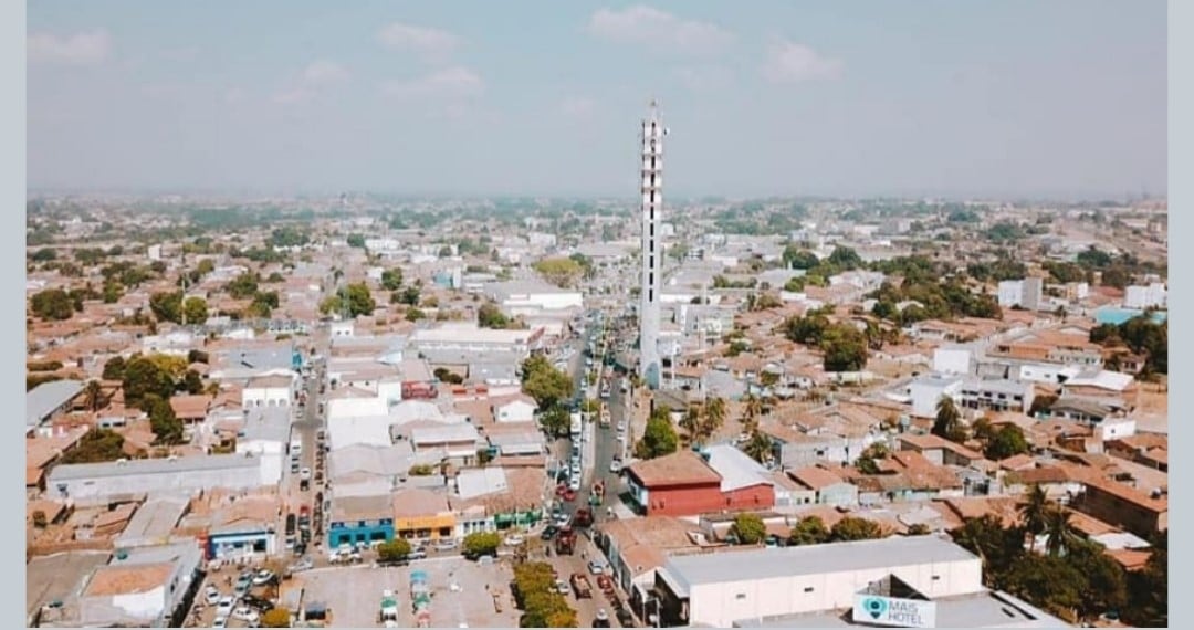 Vista aérea de Balsas, no sul do Maranhão, com o núcleo urbano e paisagem do Cerrado ao fundo ao entardecer