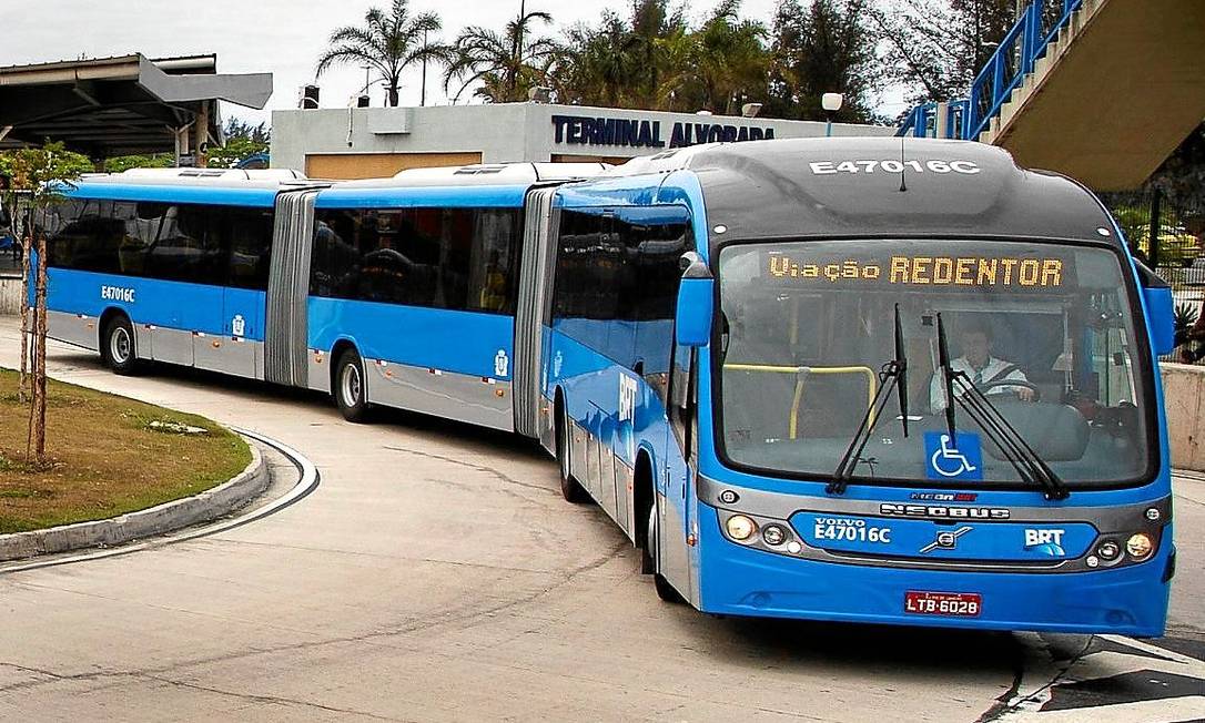 Ônibus BRT articulado azul da cidade do Rio de Janeiro em operação no corredor, em estação do sistema