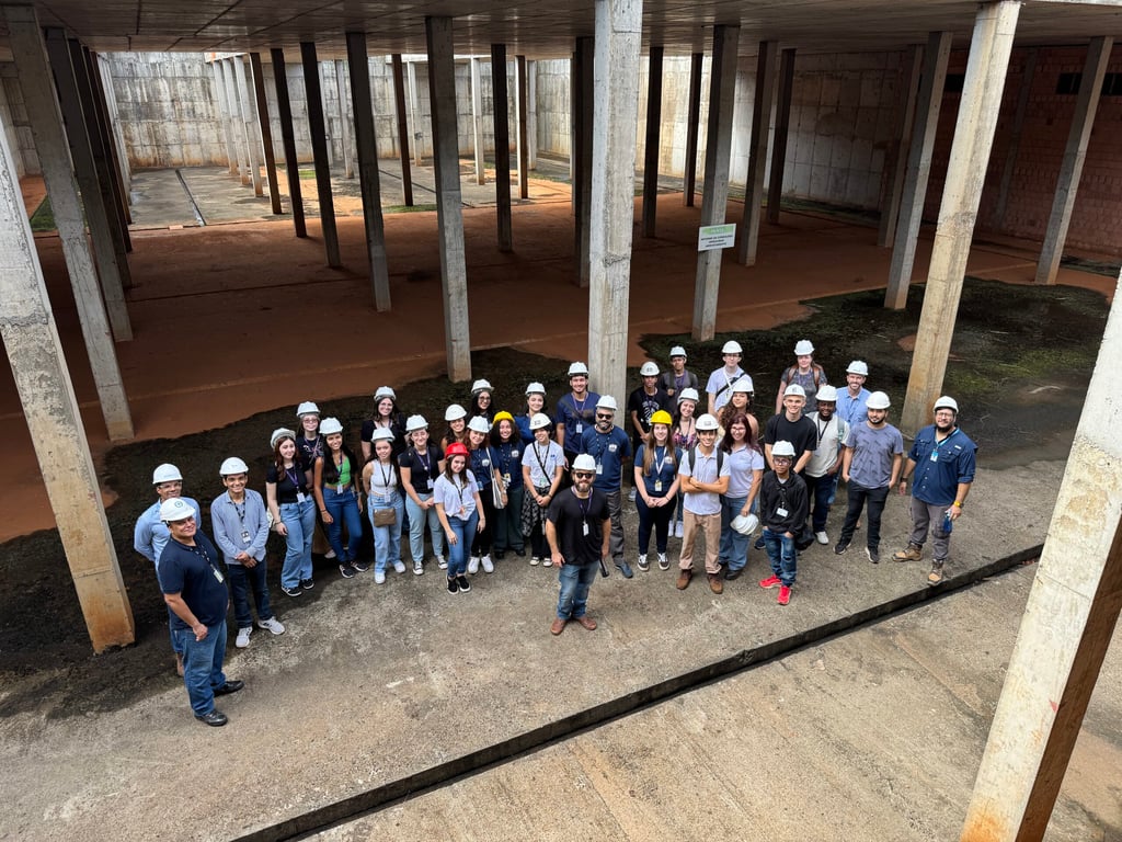 Estudantes em atividade de campo, representando a formação prática no ensino superior.
