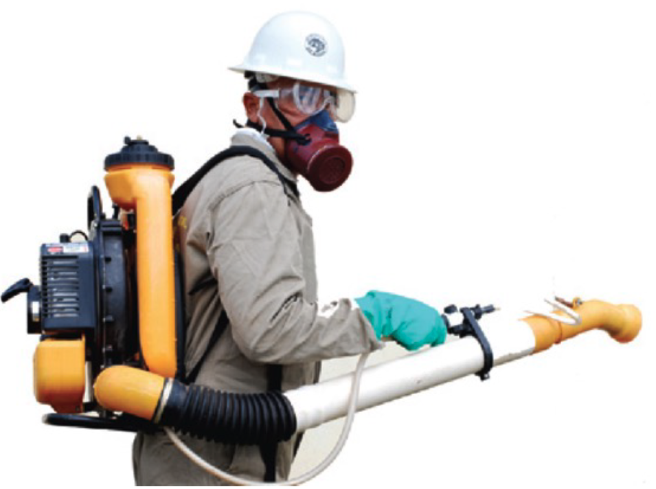 Agente de endemias com equipamento costal motorizado