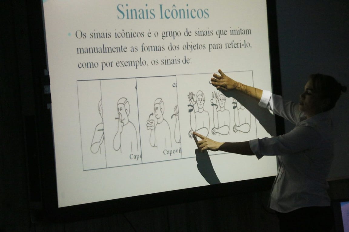 Ambiente escolar com intérprete de Libras, representando inclusão nas redes de ensino
