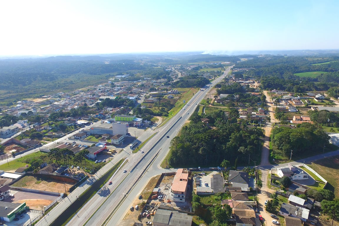Vista aérea de Mandirituba (PR), com áreas urbanas e rurais próximas à BR-116