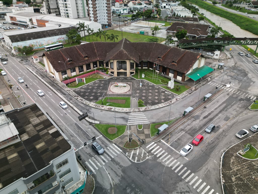 Cena urbana com prédio público e trânsito em Brusque SC