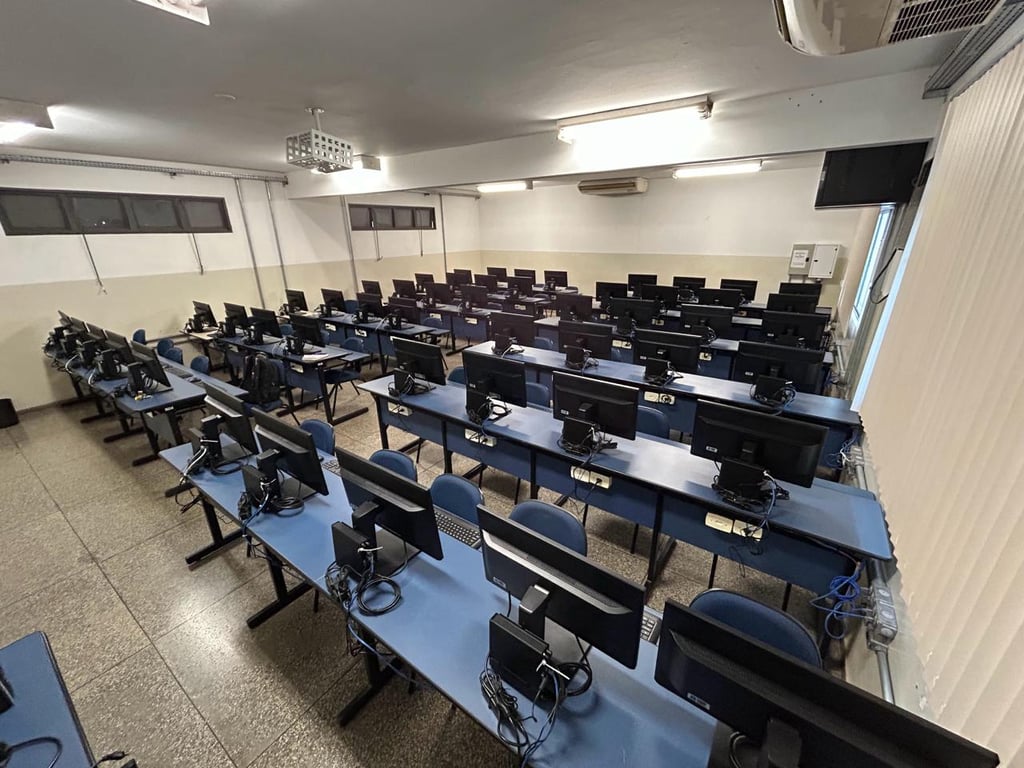 Laboratório de informática acadêmico, com estações de trabalho e ambiente de ensino