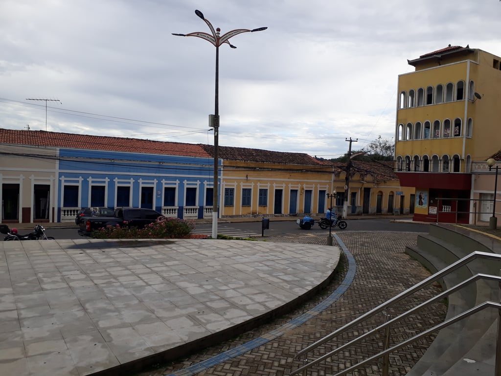 Praça arborizada e prédios baixos ao entardecer, representando paisagem urbana do sertão nordestino.