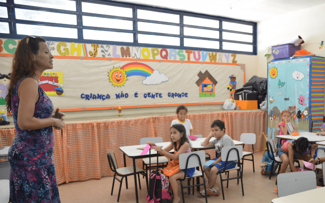 Sala de aula da rede pública brasileira, em orientação horizontal
