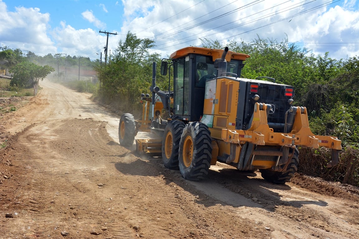 Máquinas pesadas em manutenção de estrada de terra no sertão baiano